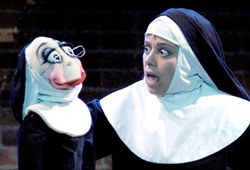 Una foto di scena da "Nunsense"