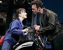 Una foto di scena da "All Shook Up"