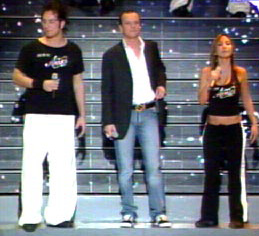 Gigi D'Alessio e i ragazzi di "Amici" sul palco del Festival di Sanremo 2005