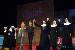 Gli applausi finali per "Nunsense" alla "prima" al Teatro San Babila di Milano