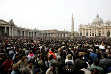 Piazza S. Pietro in Vaticano gremita di fedeli