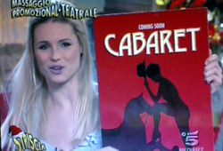 Michelle Hunziker con la locandina di "Cabaret"