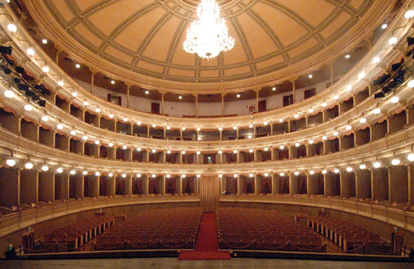 Il bellissimo Teatro Coccia di Novara, sede della scuola