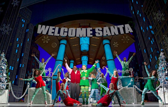 Una foto di scena da "Elf the musical"