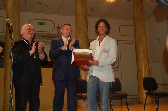 Elio Pandolfi consegna il premio a Edoardo Luttazzi