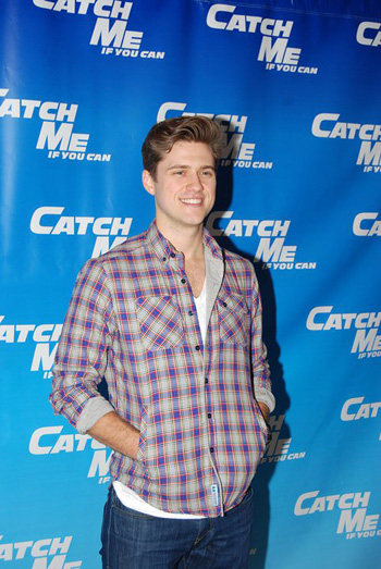 Aaron Tveit interpreta il ruolo di Frank Abagnale Jr.